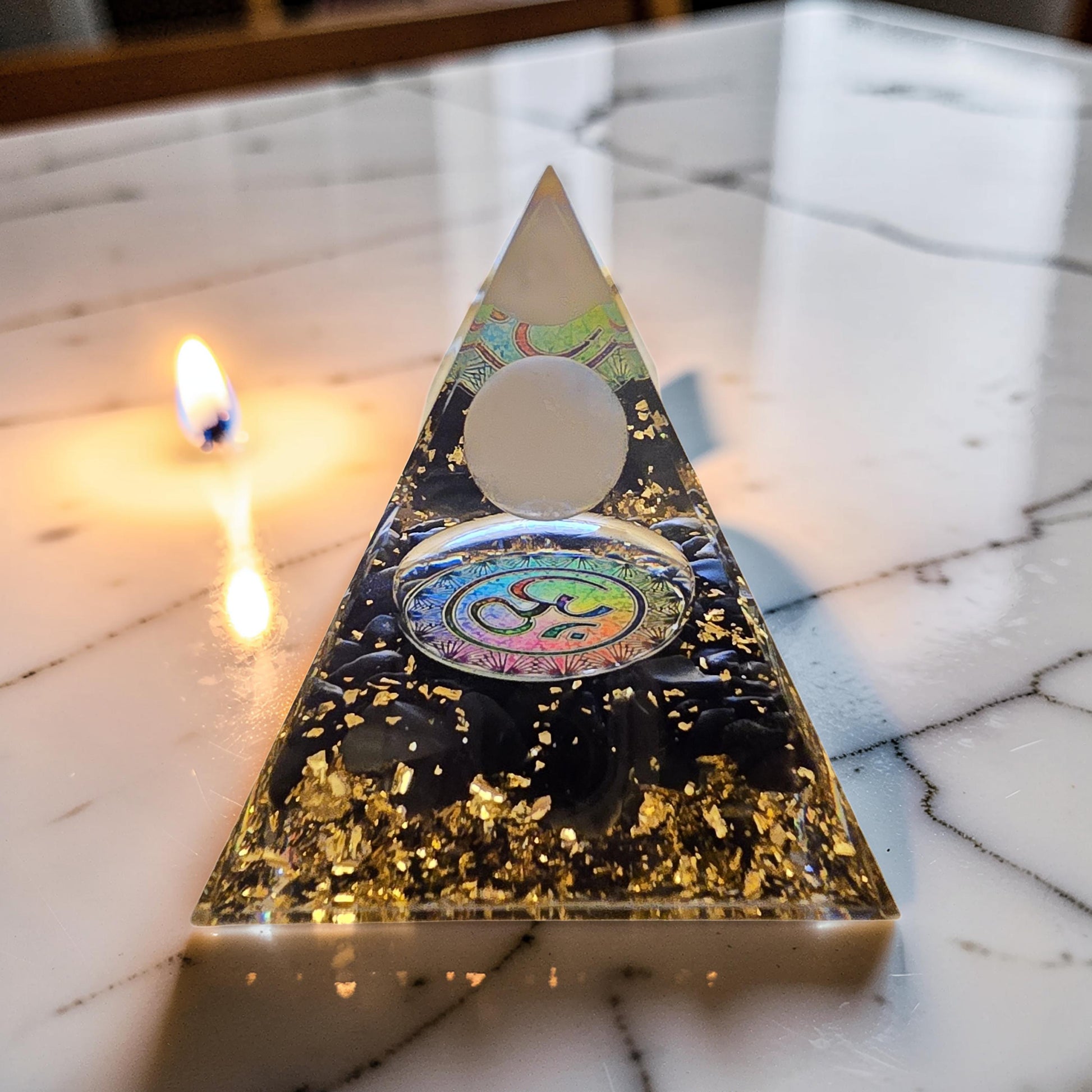 Orgonite OM Pailleté d'Or - Quartz Rose, Obsidienne Noire & Sphère