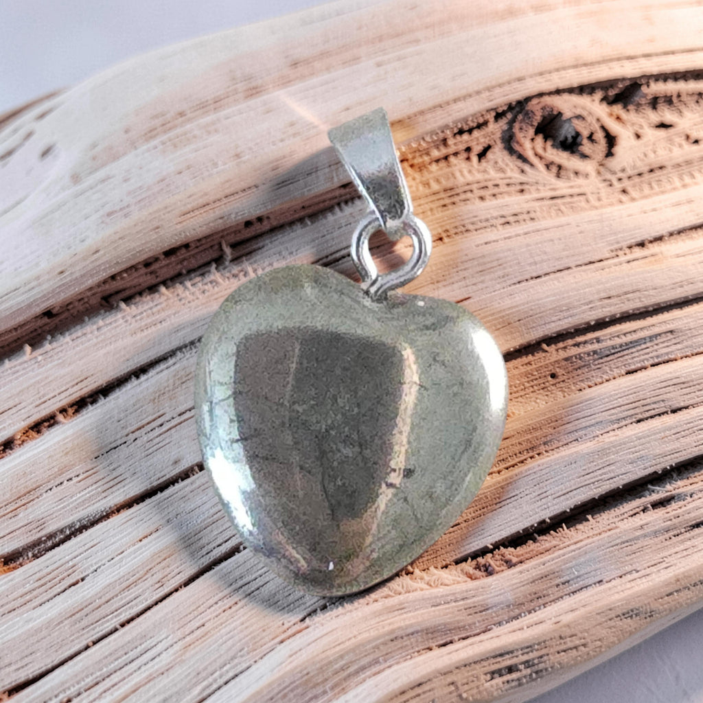 Pendentif cœur en pyrite naturelle 1cm qualité extra. Pierre de prospérité, protection et confiance. Bijou lithothérapie élégant aux reflets dorés.