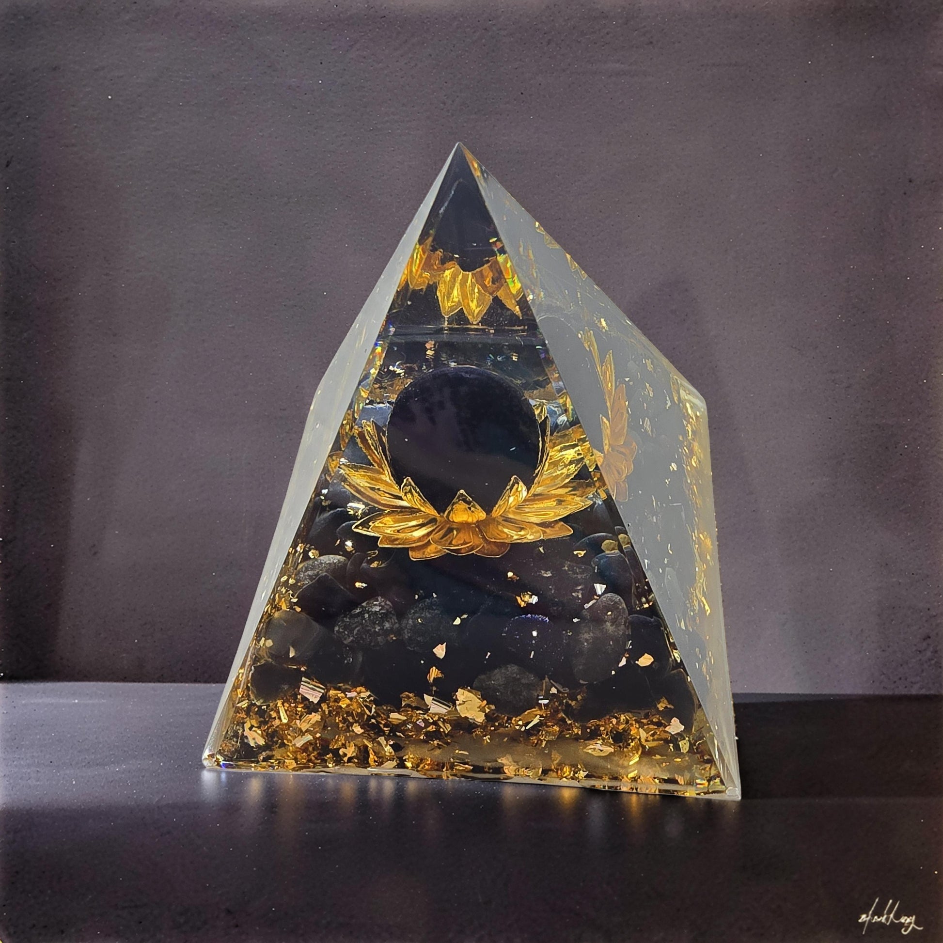 Orgonite Lotus Doré Pailleté d'Or - Sphère Améthyste ou Obsidienne Noire