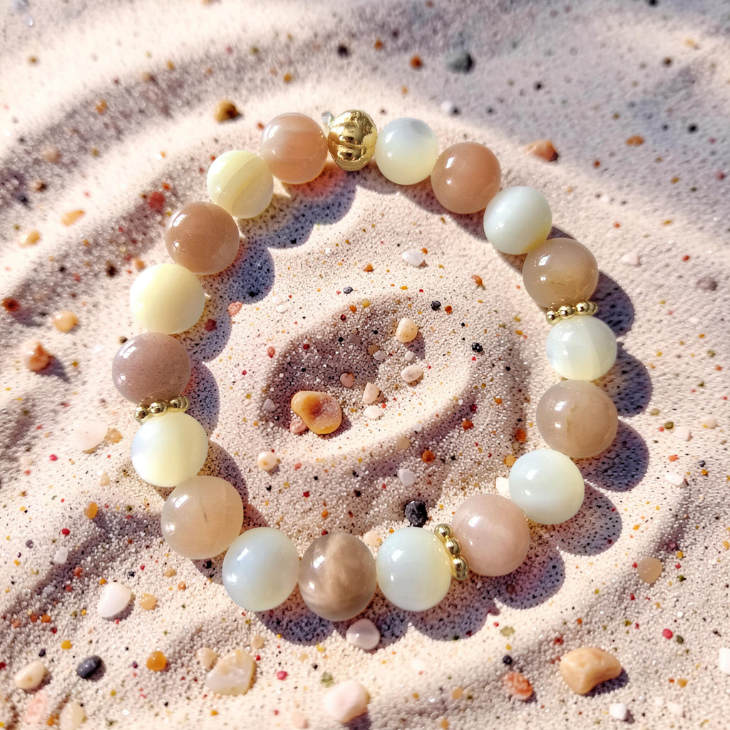 Bracelet SELENE – Nacre & Pierre de Lune Rosée | Douceur, Intuition & Féminité Sacrée