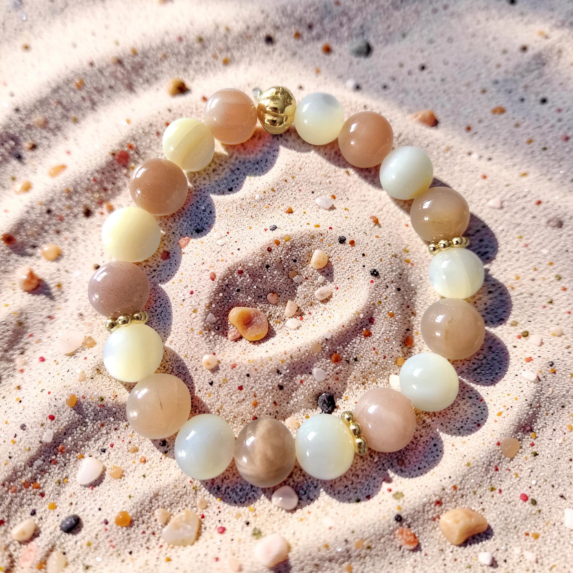 Bracelet SELENE – Nacre & Pierre de Lune Rosée | Douceur, Intuition & Féminité Sacrée