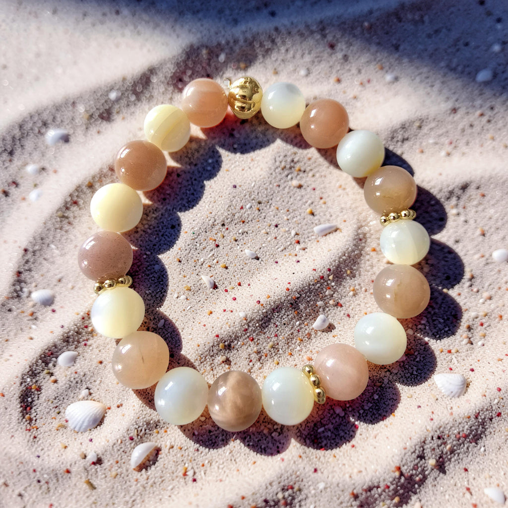 Bracelet SELENE – Nacre & Pierre de Lune Rosée | Douceur, Intuition & Féminité Sacrée