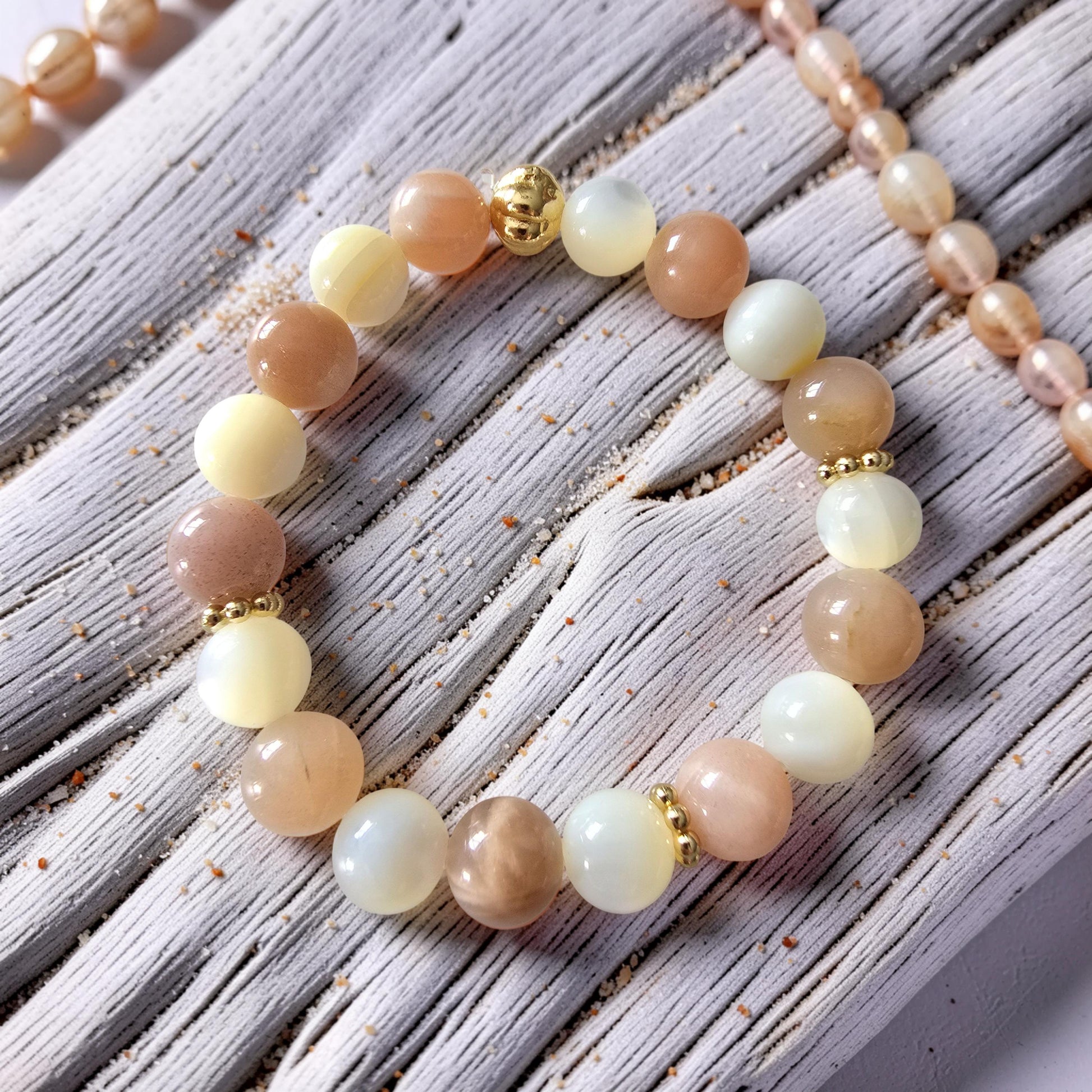 Bracelet SELENE – Nacre & Pierre de Lune Rosée | Douceur, Intuition & Féminité Sacrée