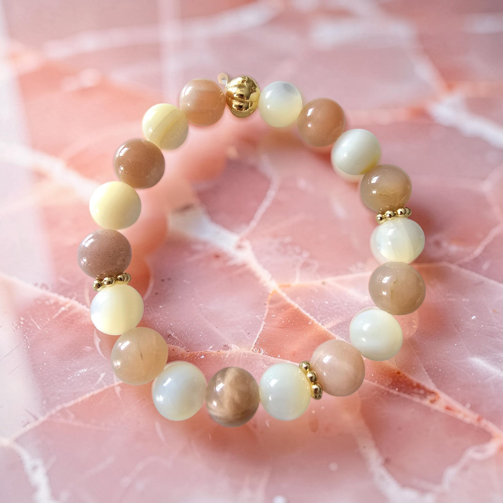 Bracelet SELENE – Nacre & Pierre de Lune Rosée | Douceur, Intuition & Féminité Sacrée