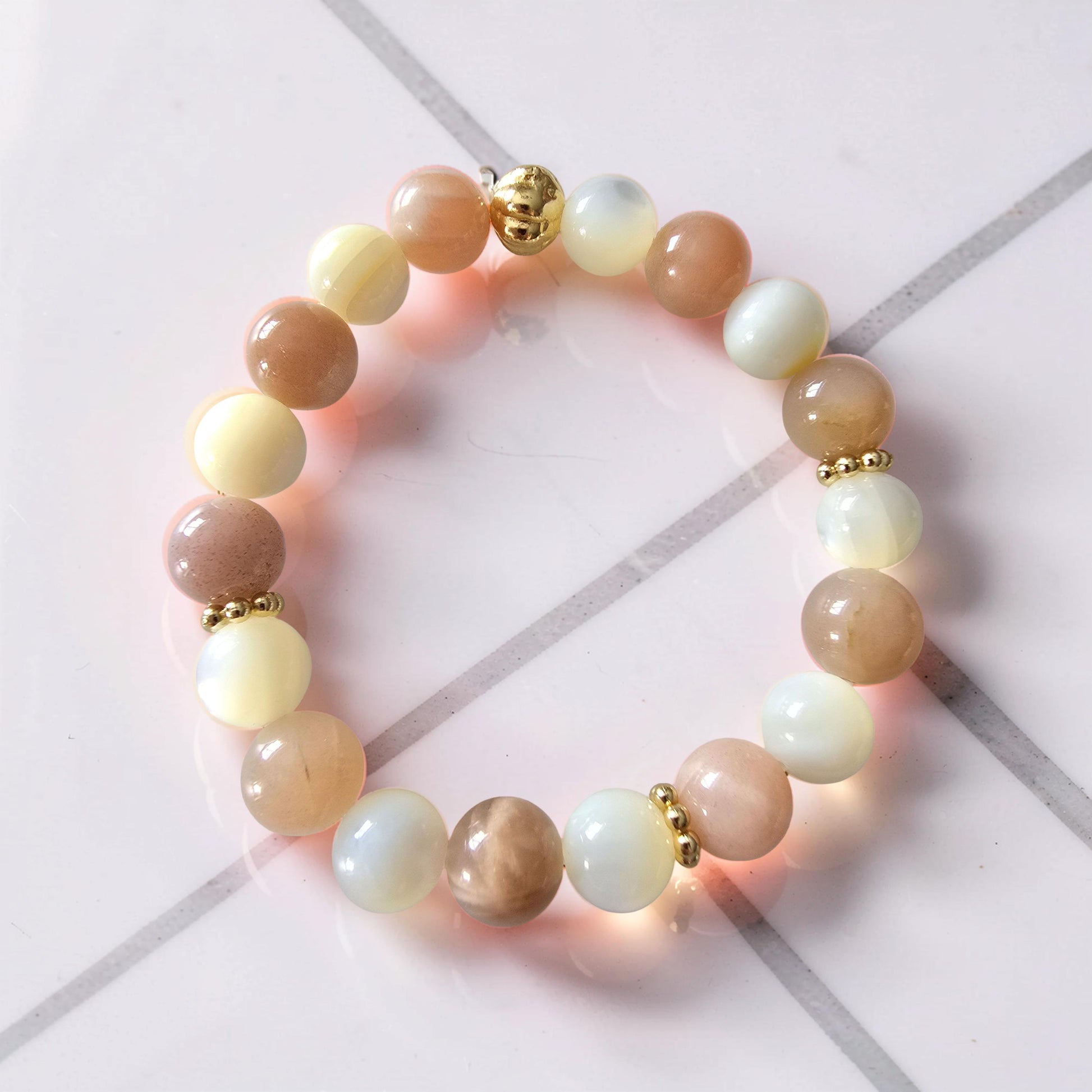 Bracelet SELENE – Nacre & Pierre de Lune Rosée | Douceur, Intuition & Féminité Sacrée