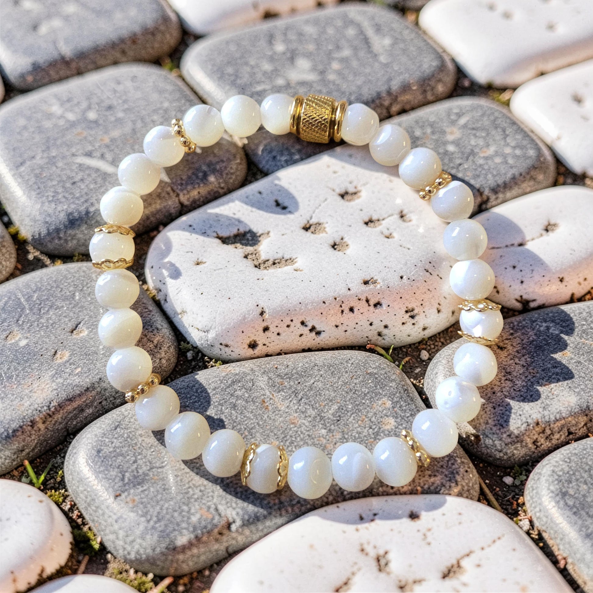 Bracelet SÉLÉNA Nacre Blanche & Acier Inoxydable Doré | Or et Âme Bijoux