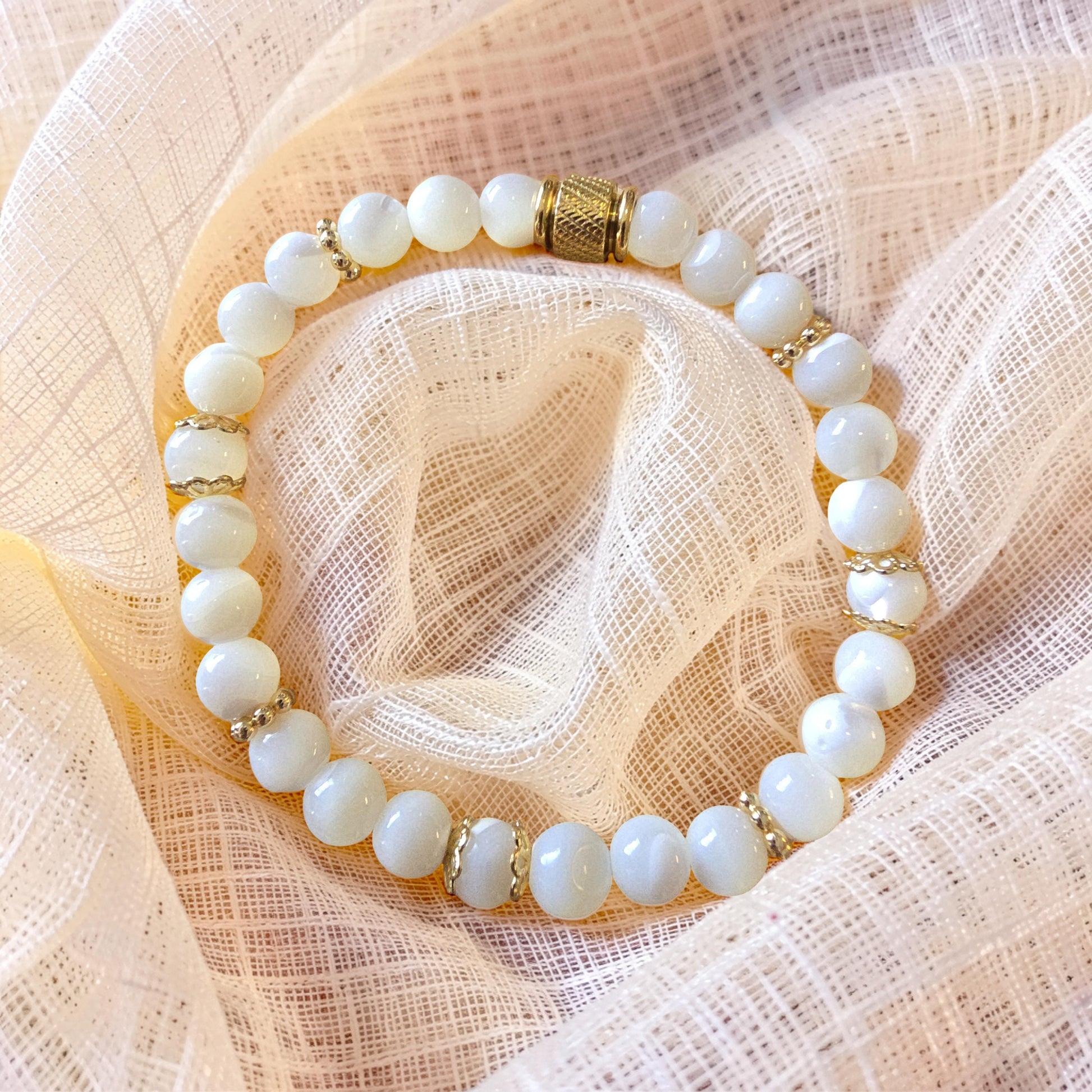 Bracelet SÉLÉNA Nacre Blanche & Acier Inoxydable Doré | Or et Âme Bijoux