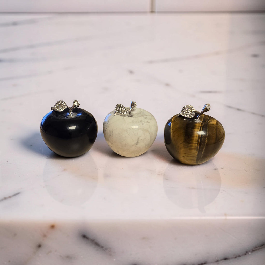 Pomme en Pierre Naturelle – Feuille & Tige Dorées | 5 cm | Œil de Tigre, Howlite ou Obsidienne Noire
