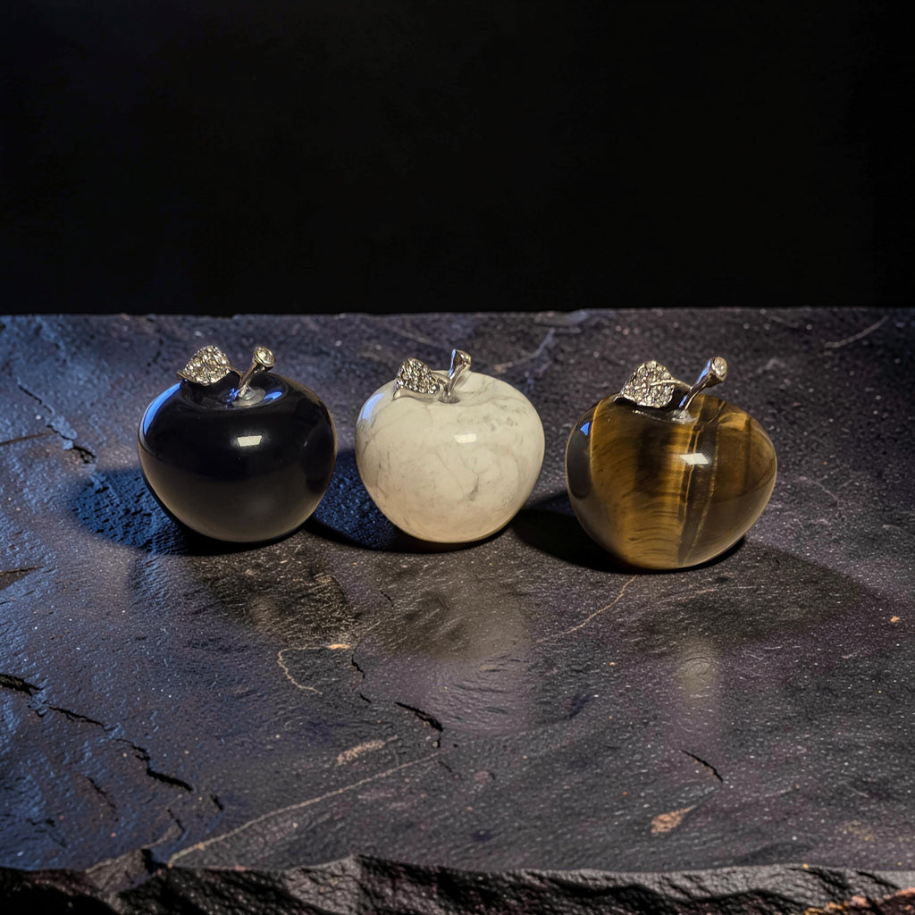 Pomme en Pierre Naturelle – Feuille & Tige Dorées | 5 cm | Œil de Tigre, Howlite ou Obsidienne Noire