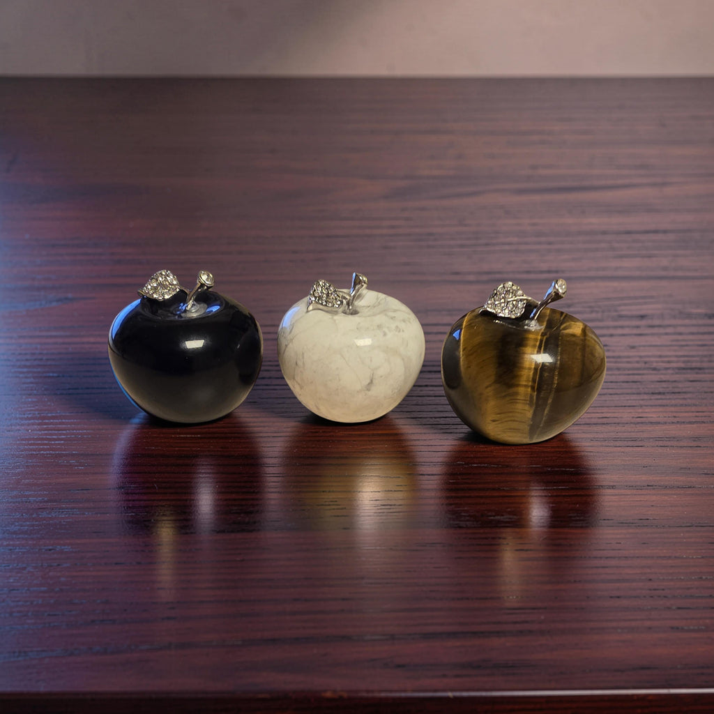 Pomme en Pierre Naturelle – Feuille & Tige Dorées | 5 cm | Œil de Tigre, Howlite ou Obsidienne Noire