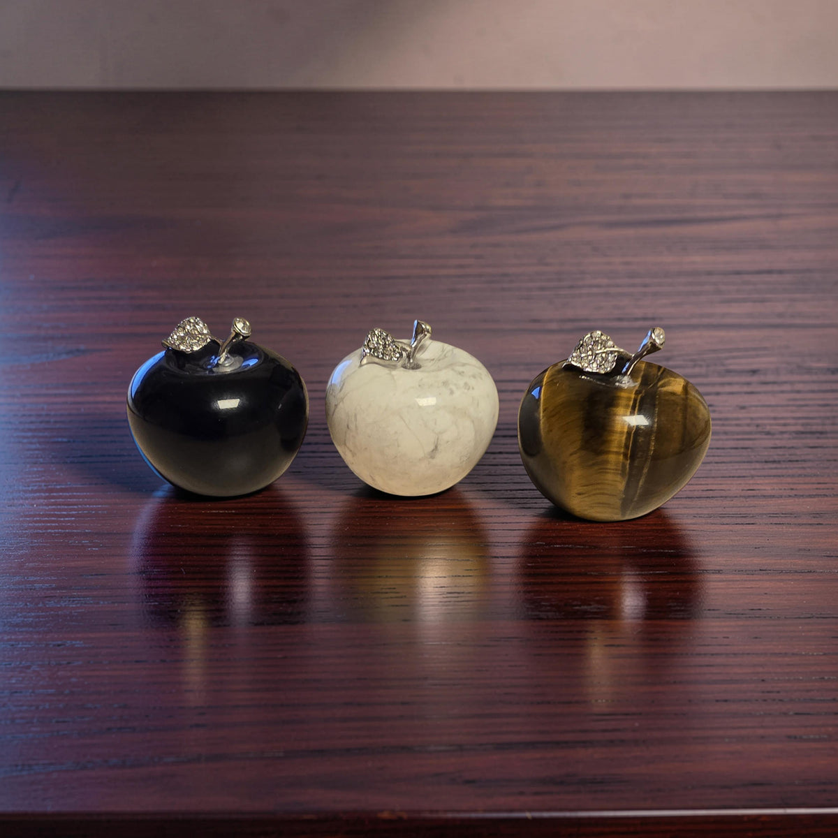 Pomme en Pierre Naturelle – Feuille & Tige Dorées | 5 cm | Œil de Tigre, Howlite ou Obsidienne Noire