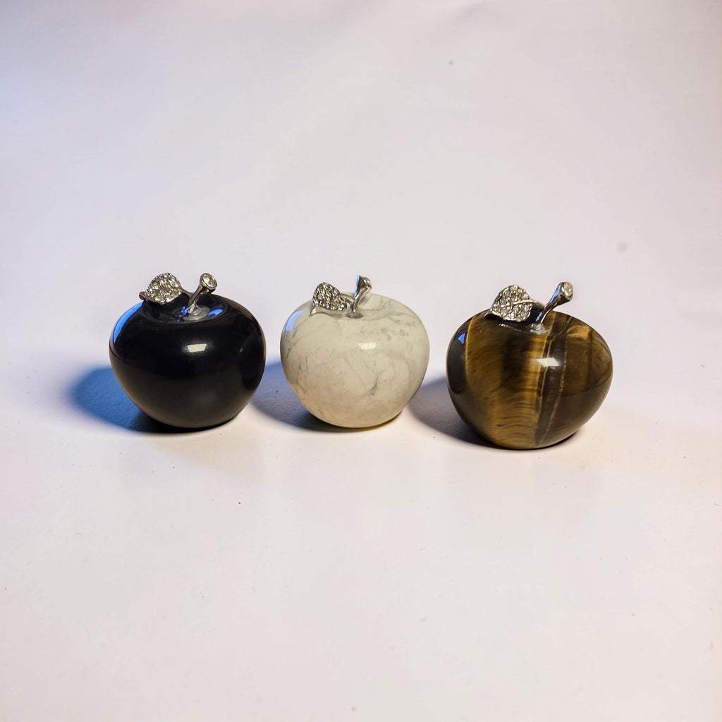 Pomme en Pierre Naturelle – Feuille & Tige Dorées | 5 cm | Œil de Tigre, Howlite ou Obsidienne Noire