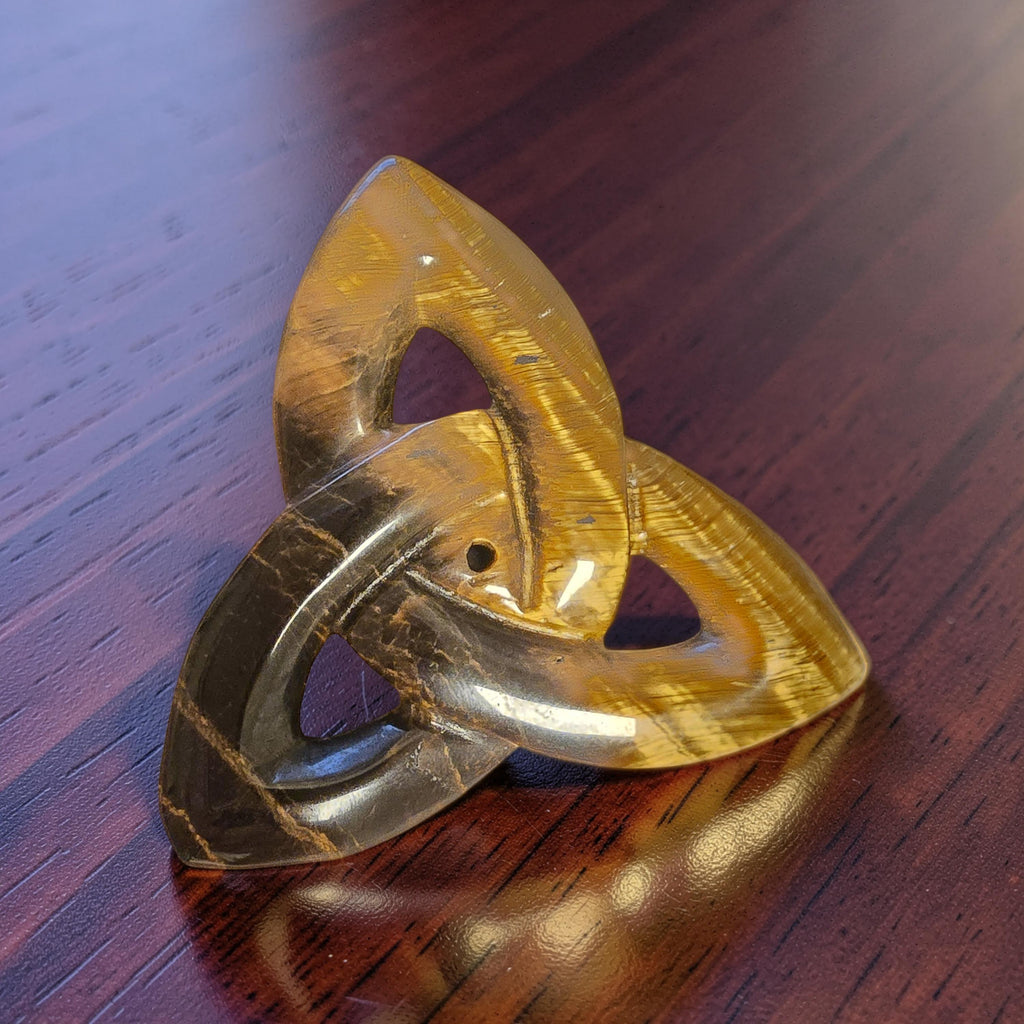 Triquetra en Œil de Tigre – Nœud Celtique | Pierre Naturelle