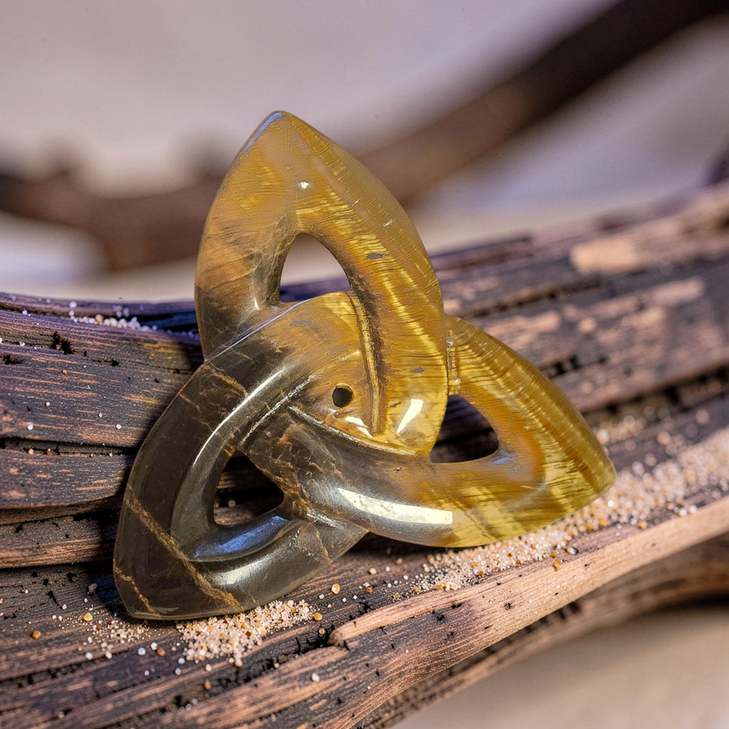 Triquetra en Œil de Tigre – Nœud Celtique | Pierre Naturelle