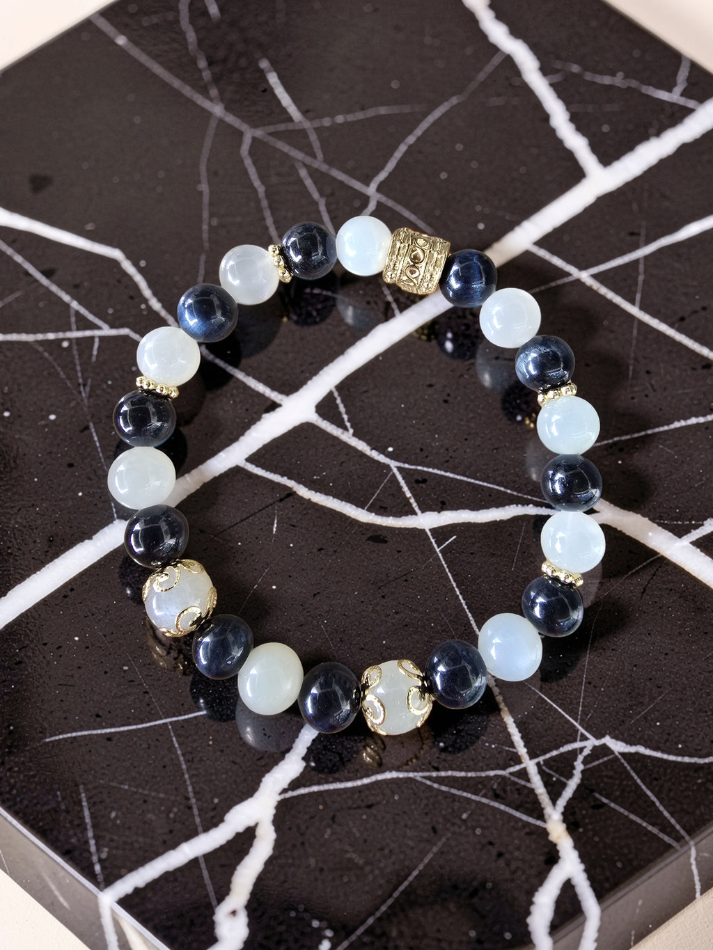 Bracelet Œil de Faucon & Pierre de Lune Blanche – Vision, Intuition & Renouveau