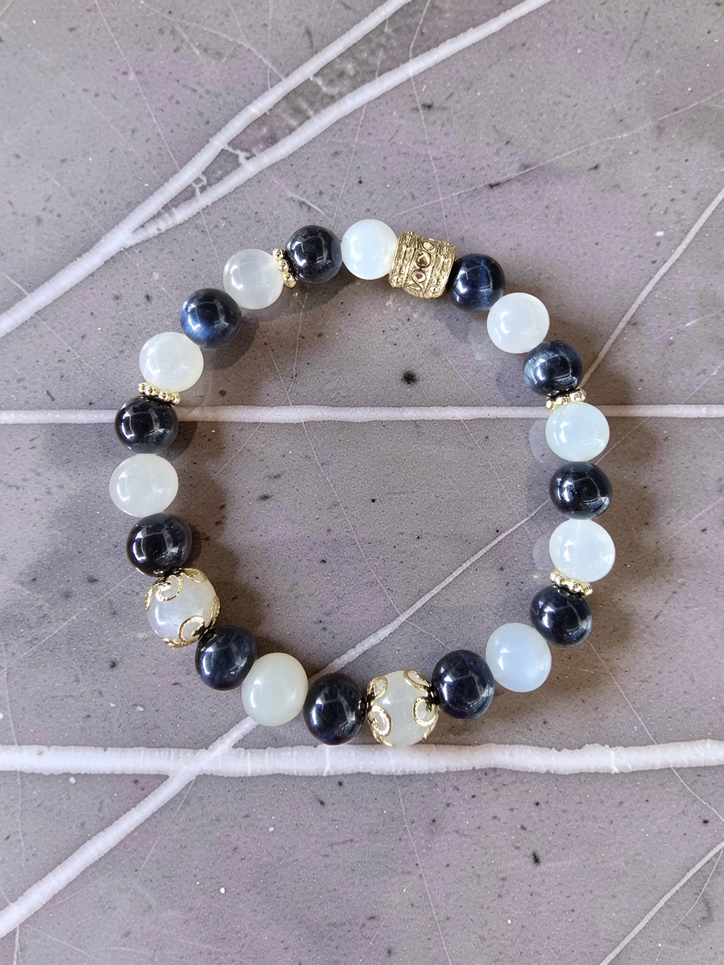 Bracelet Œil de Faucon & Pierre de Lune Blanche – Vision, Intuition & Renouveau