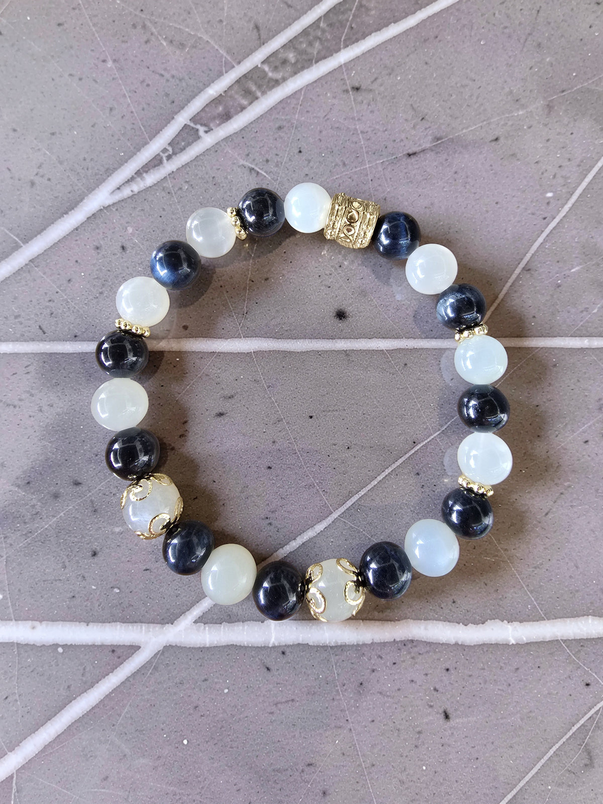 Bracelet Œil de Faucon & Pierre de Lune Blanche – Vision, Intuition & Renouveau