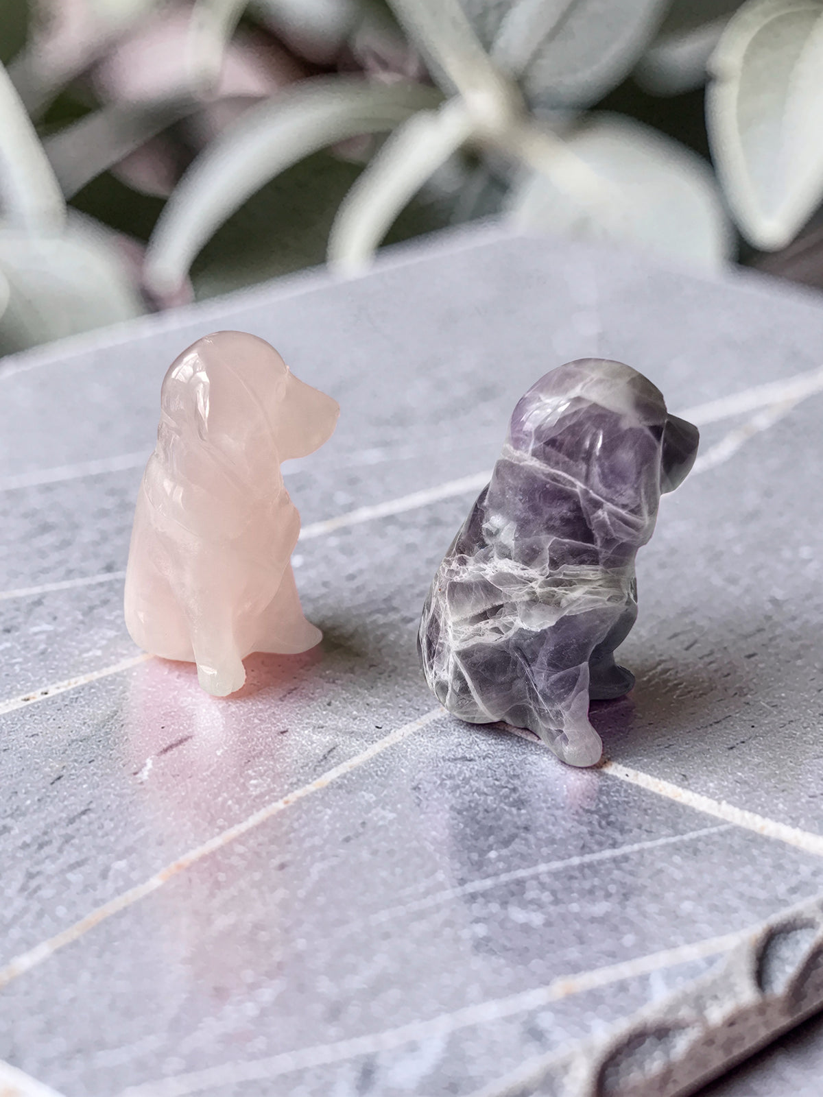 Statue Chien en Améthyste ou Quartz Rose – 5 cm
