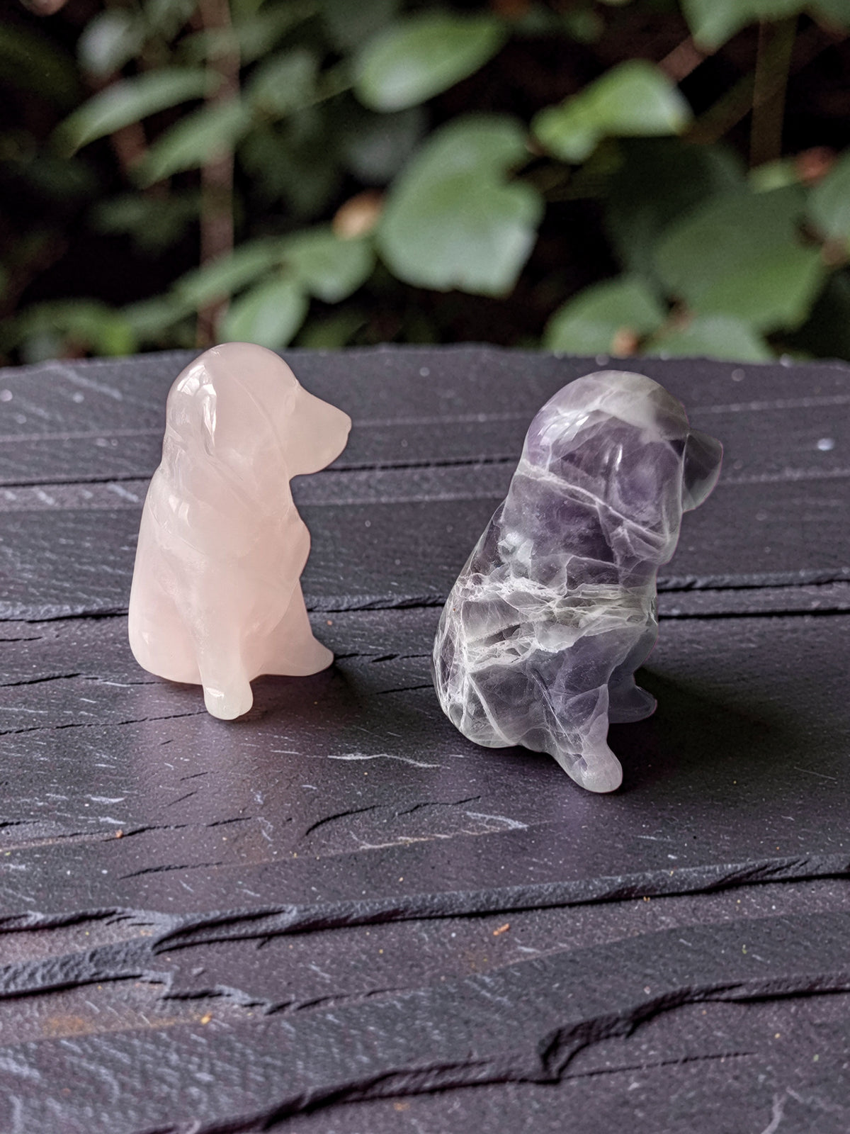 Statue Chien en Améthyste ou Quartz Rose – 5 cm