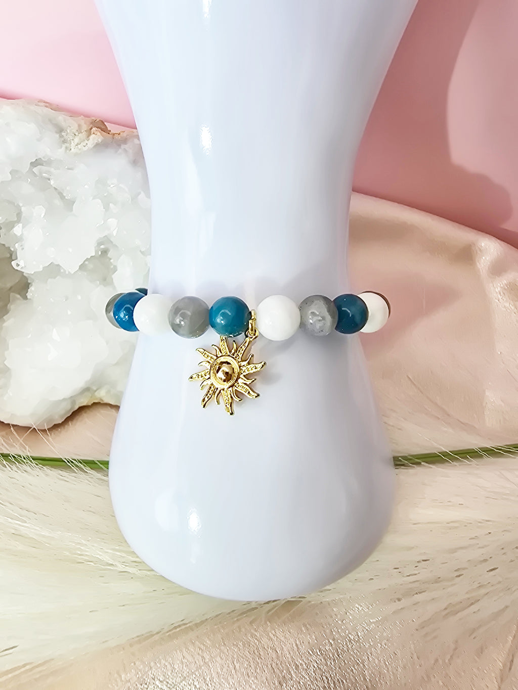 Porte des étoiles : Labradorite, péristérite et apatite bleue