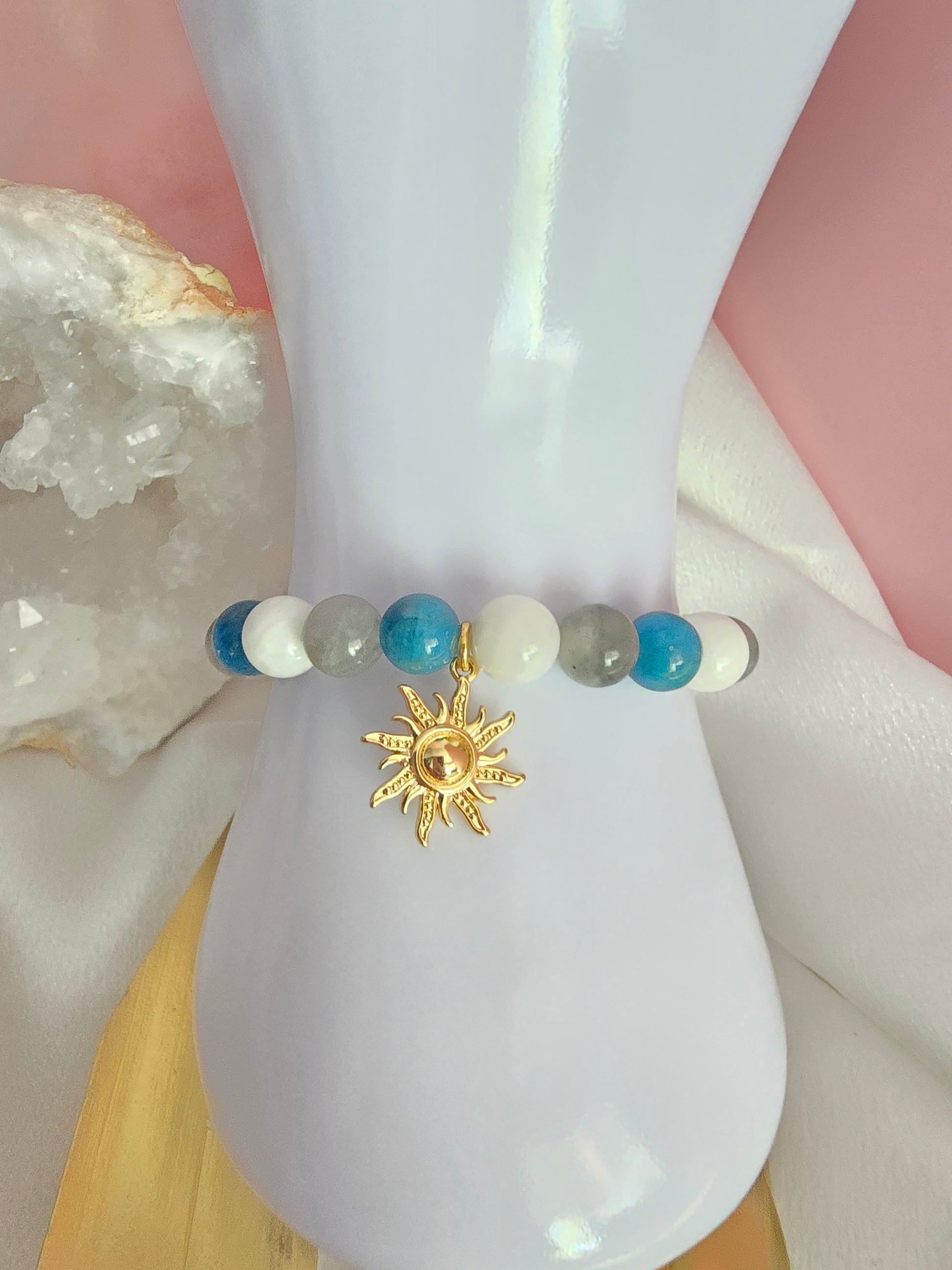 Porte des étoiles : Labradorite, péristérite et apatite bleue