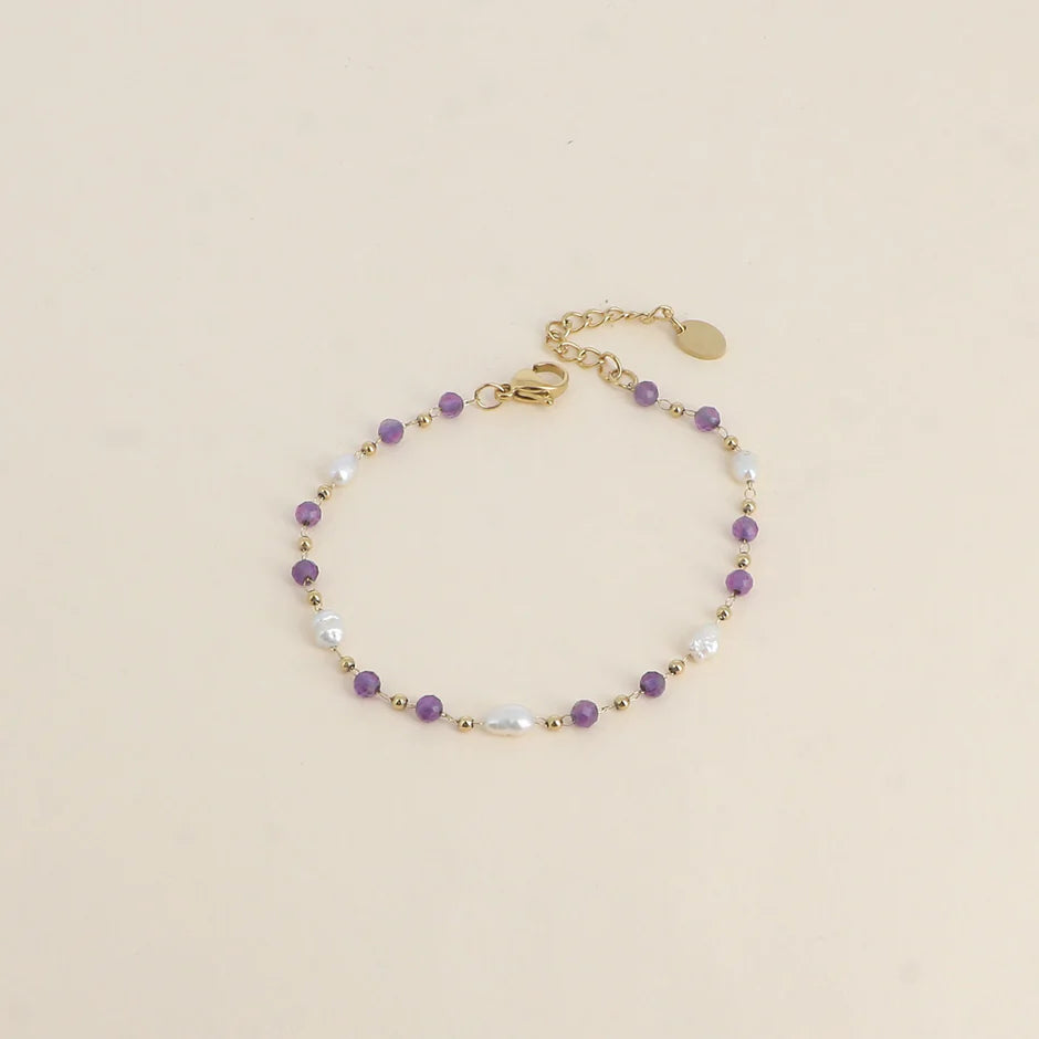 Bracelet SAFI améthyste perles eau douce acier inoxydable doré fond beige