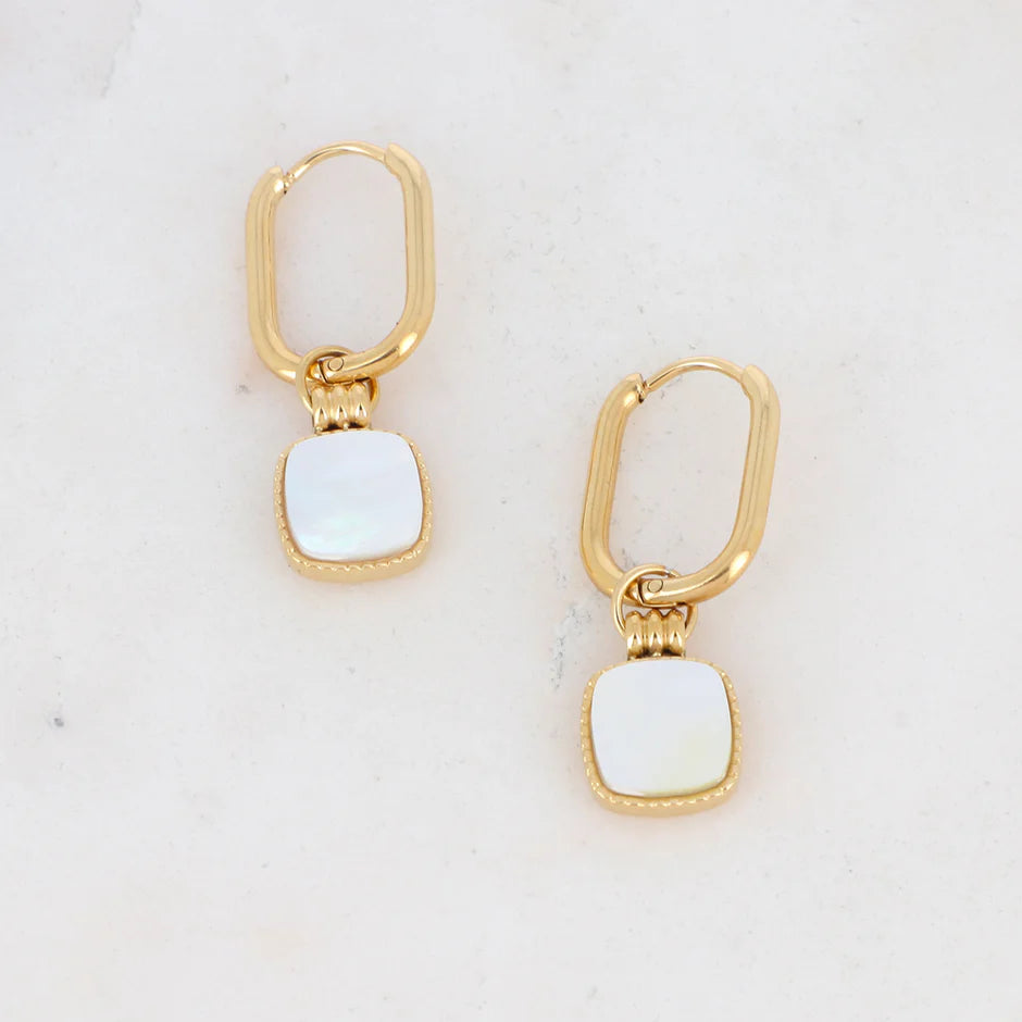 Boucles d'Oreilles Sandi – Créoles Dorées & Nacre