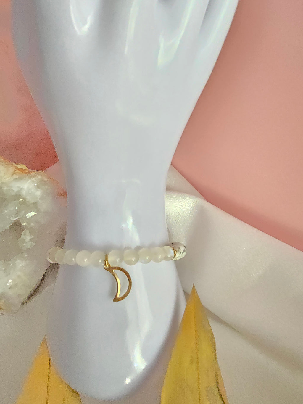 Sérénité lunaire : Howlite, sélénite et pierre de lune.