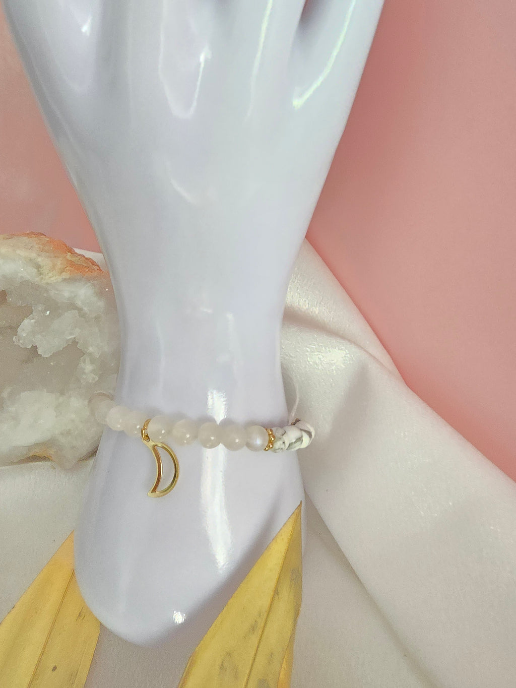 Sérénité lunaire : Howlite, sélénite et pierre de lune.