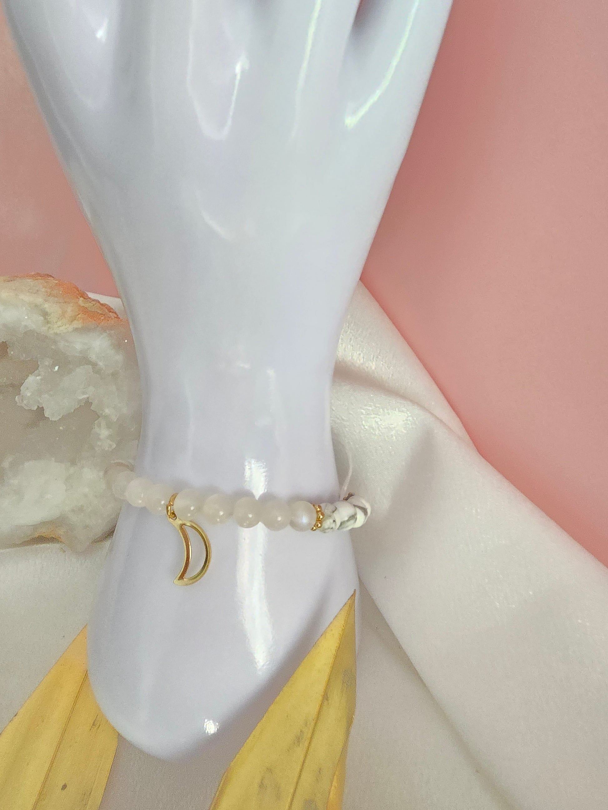 Sérénité lunaire : Howlite, sélénite et pierre de lune.