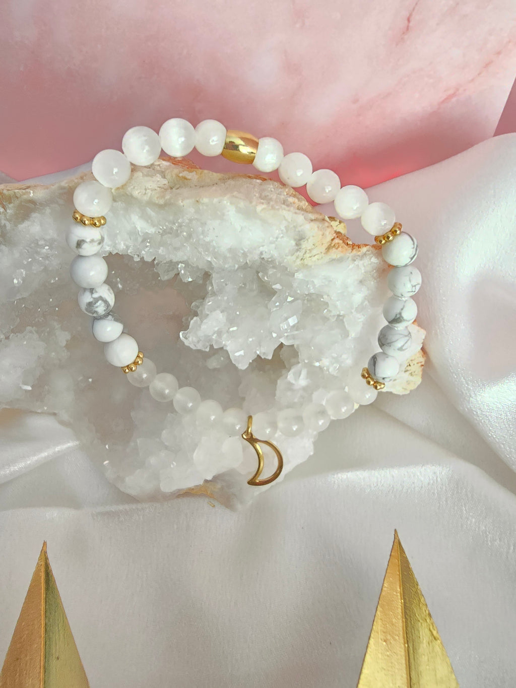 Sérénité lunaire : Howlite, sélénite et pierre de lune.