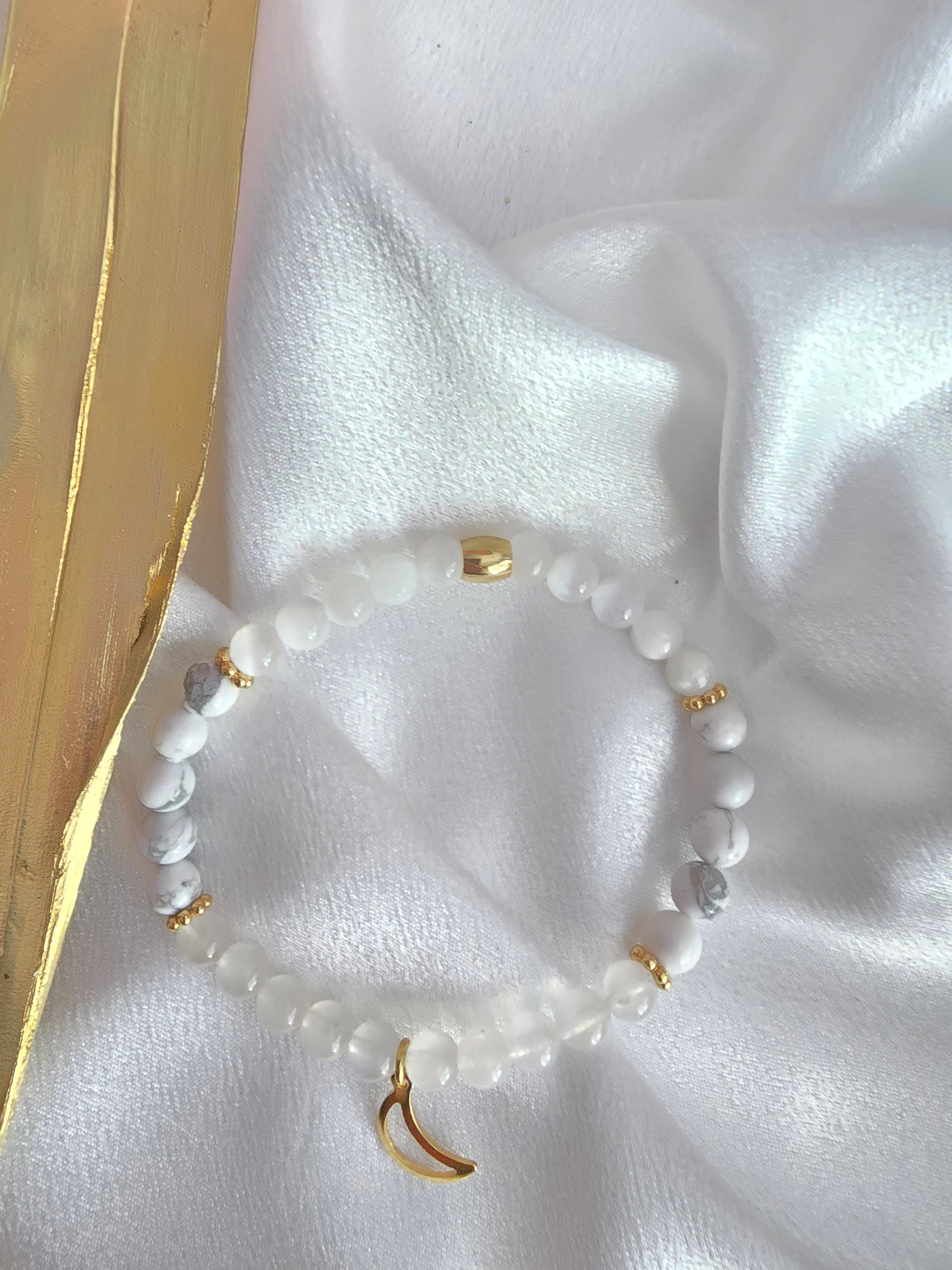 Sérénité lunaire : Howlite, sélénite et pierre de lune.