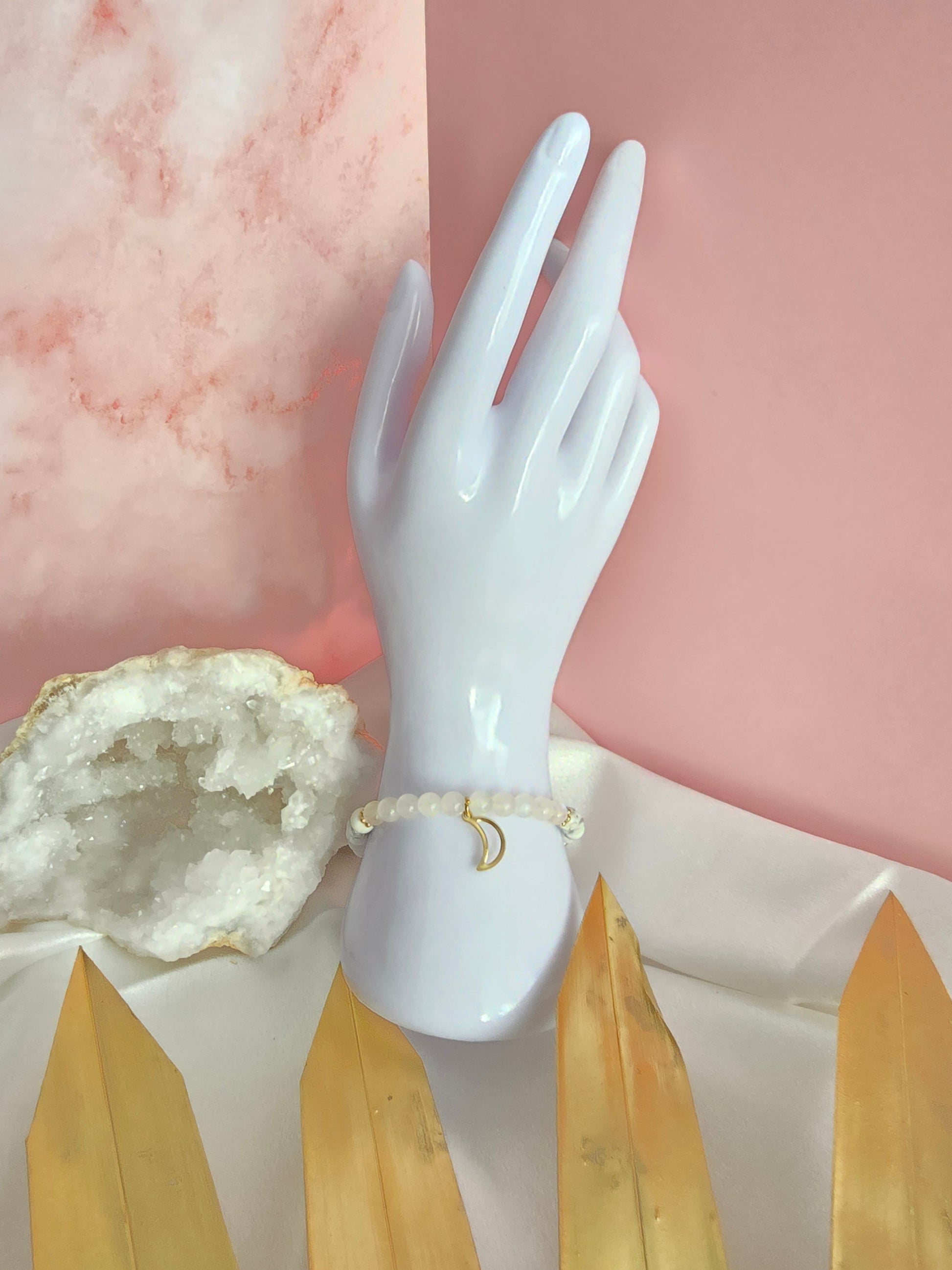 Sérénité lunaire : Howlite, sélénite et pierre de lune.