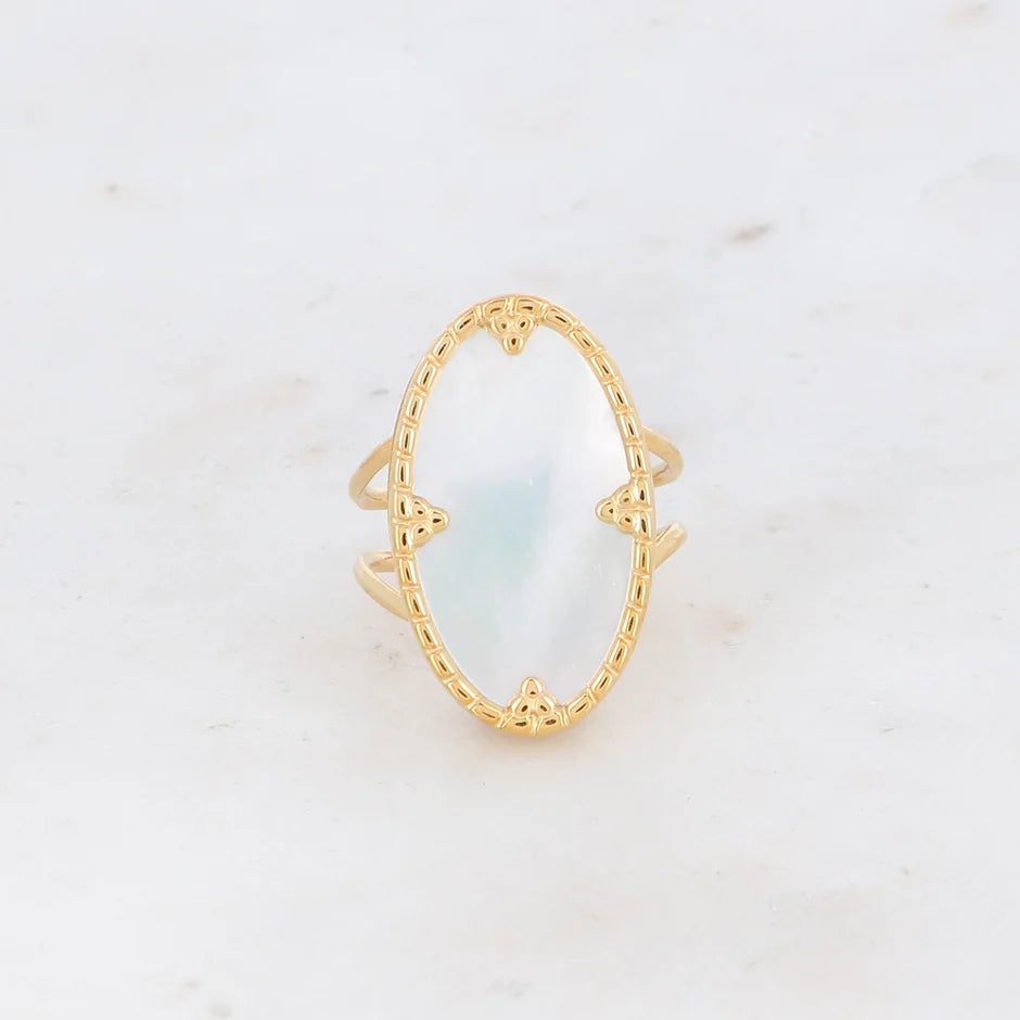 Bague Toscane – Pierre Ovale Nacre & Monture Dorée 4 Griffes