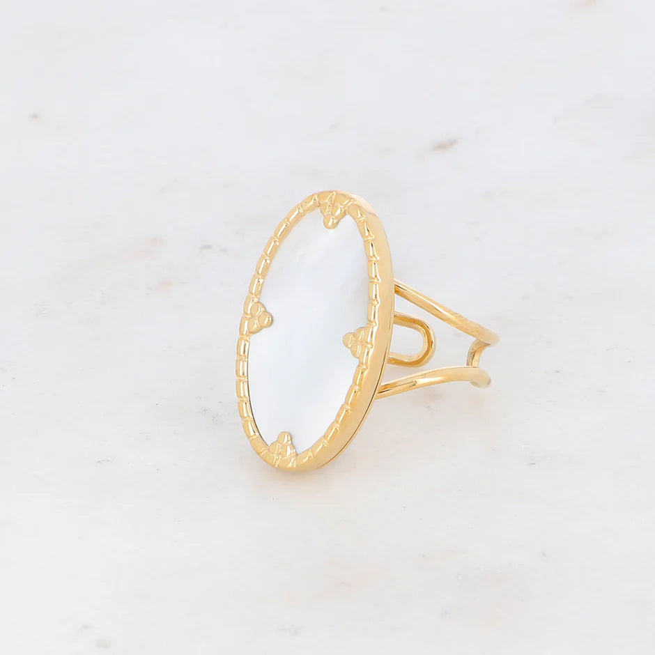 Bague Toscane – Pierre Ovale Nacre & Monture Dorée 4 Griffes