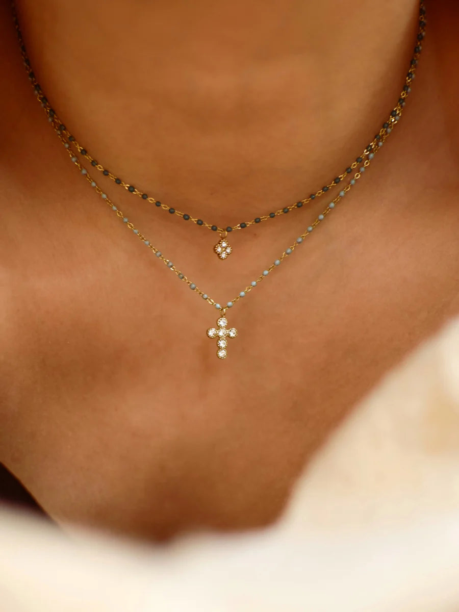 Collier Willo – Chaîne Perles Résine & Croix Zirconium